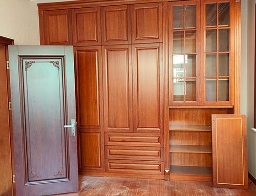 平湖中式家庭装修里定制的实木衣柜效果图